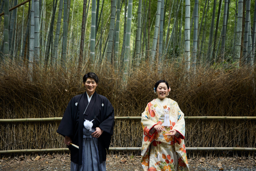 京都嵐山竹林を背景にした前撮りショット