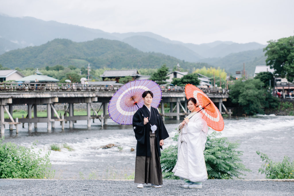 自然の広がりを感じる渡月橋前撮りショット