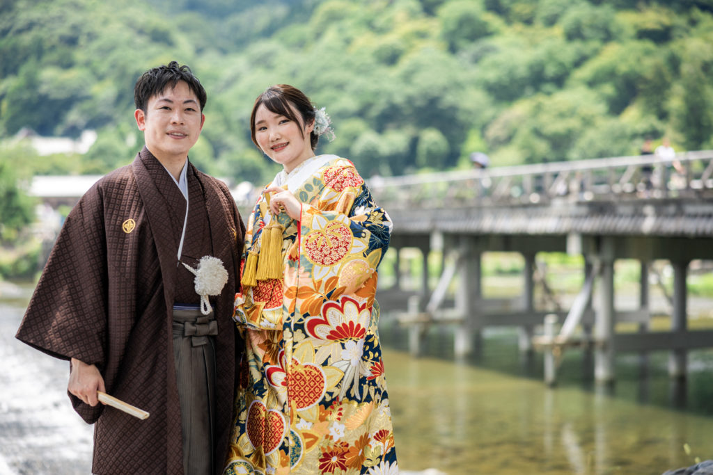 渡月橋を背景にした嵐山前撮り構図