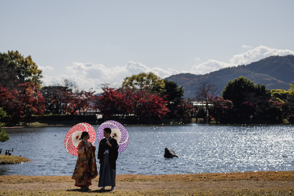 池の景色を背景にした大覚寺和装前撮り