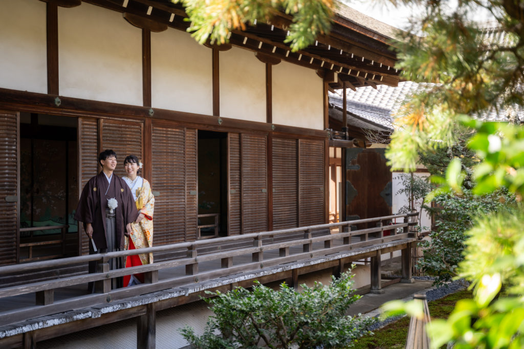 大覚寺の廊下で撮影する京都前撮り写真