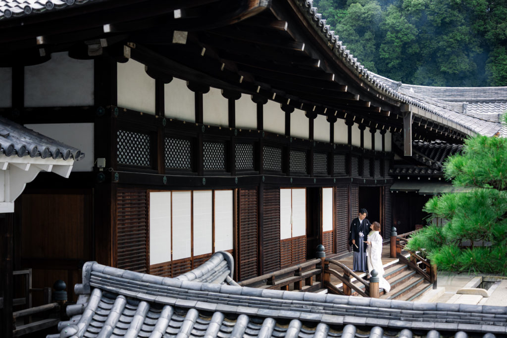 建物を背景にした京都金戒光明寺前撮り