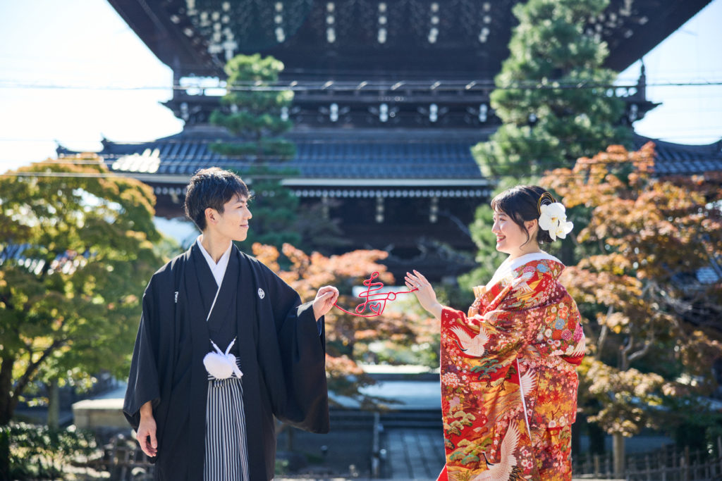 見つめ合い撮影する金戒光明寺山門前撮り