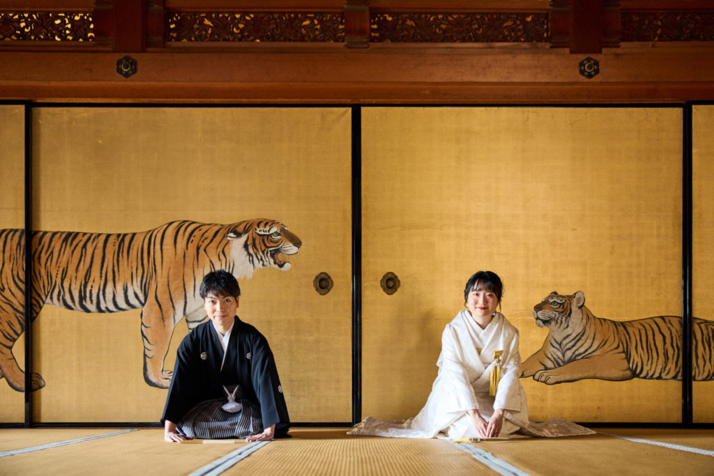 和室の虎の襖で撮影する和装前撮り 京都