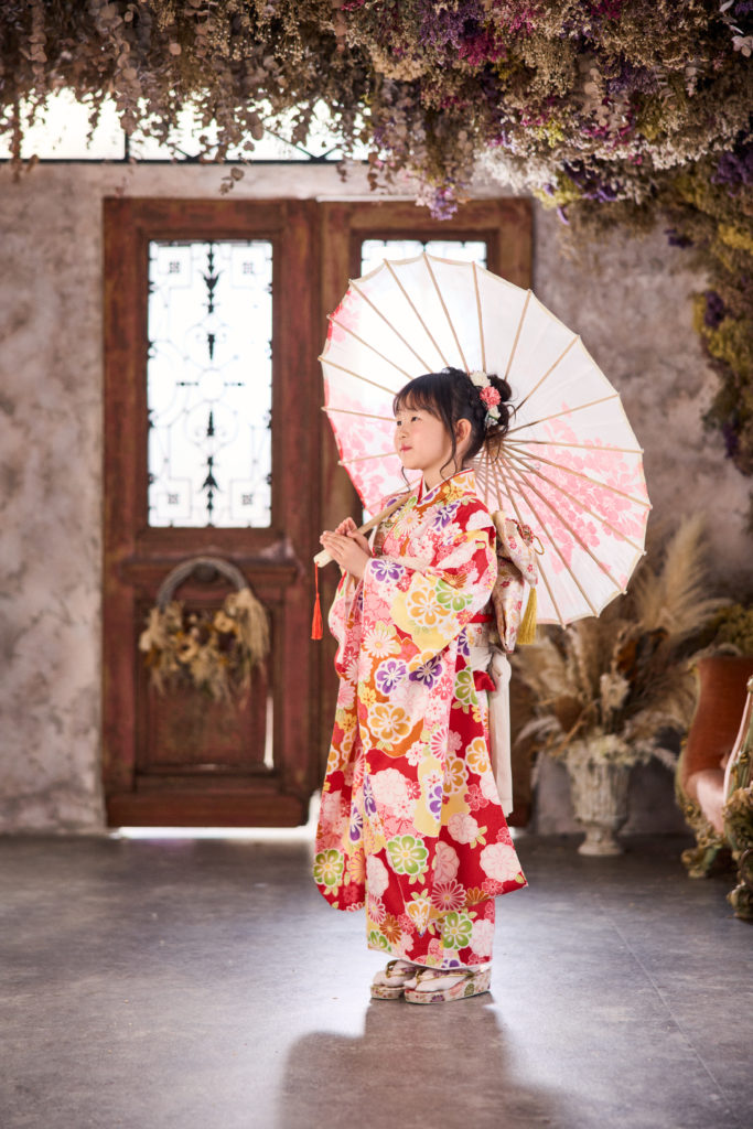 番傘を使いながらの七五三のスタジオ撮影
