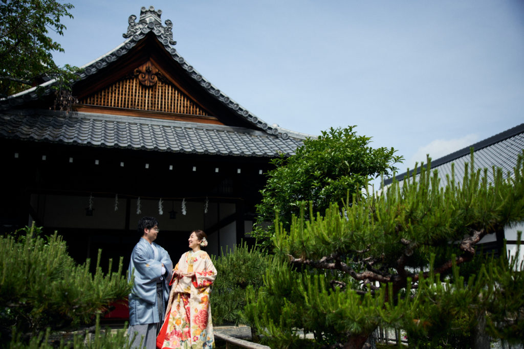 本堂前で撮影する京都立本寺前撮り