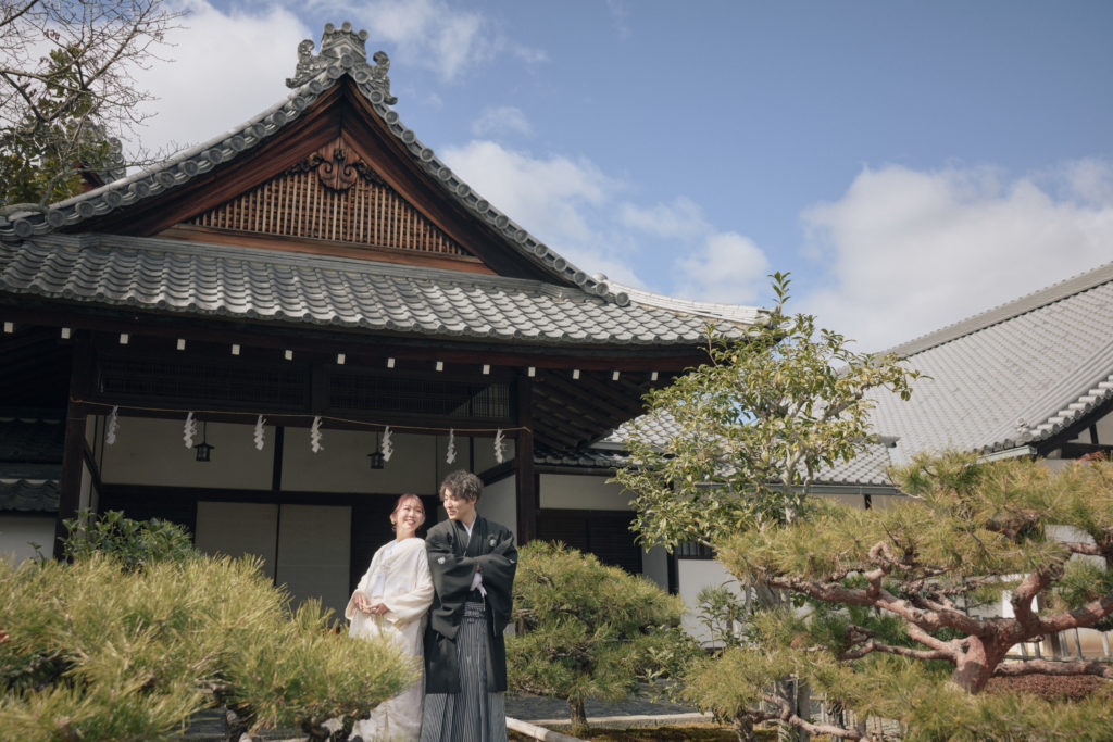 建物を背景にした京都立本寺前撮り