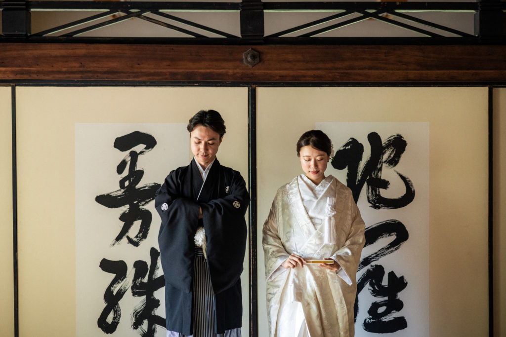 和室で撮影する立本寺前撮り写真